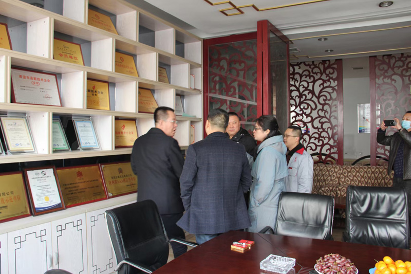 新疆天業(yè)集團(tuán)公司董事長李河、譚新民等人蒞臨陜西甘霖實(shí)業(yè)公司考察指導(dǎo)工作